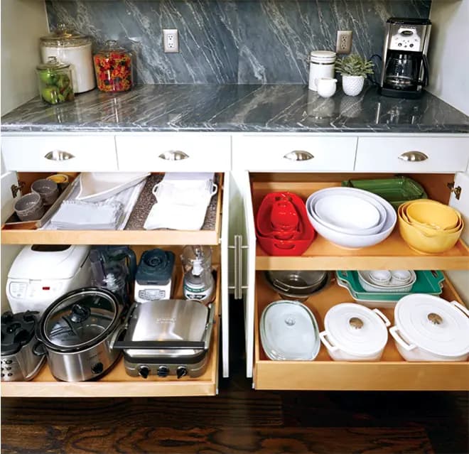 Custom pull-out shelving solution for bakeware & storage containers
