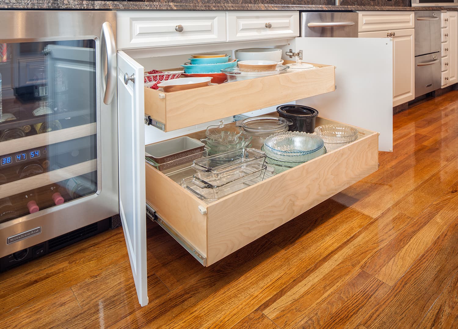Double pull-out shelf for glassware storage
