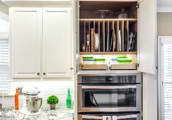 Vertical divider for flat kitchen items