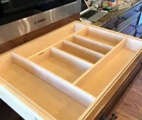 Pull-out cutlery and utensil organizer