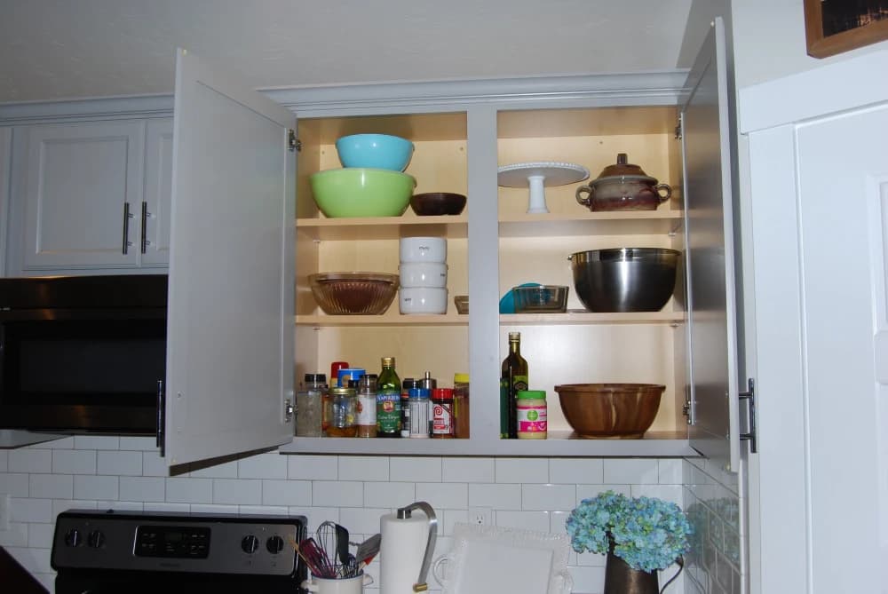 Kitchen cabinet before transformation 3
